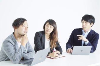 運動会の企画を会議する3人
